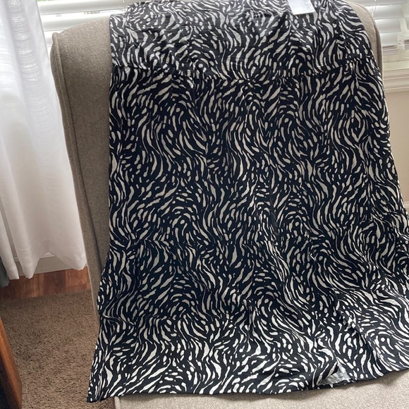 Nine West skirt, black and white Animal print, size Large maxi - Picture 4 of 10